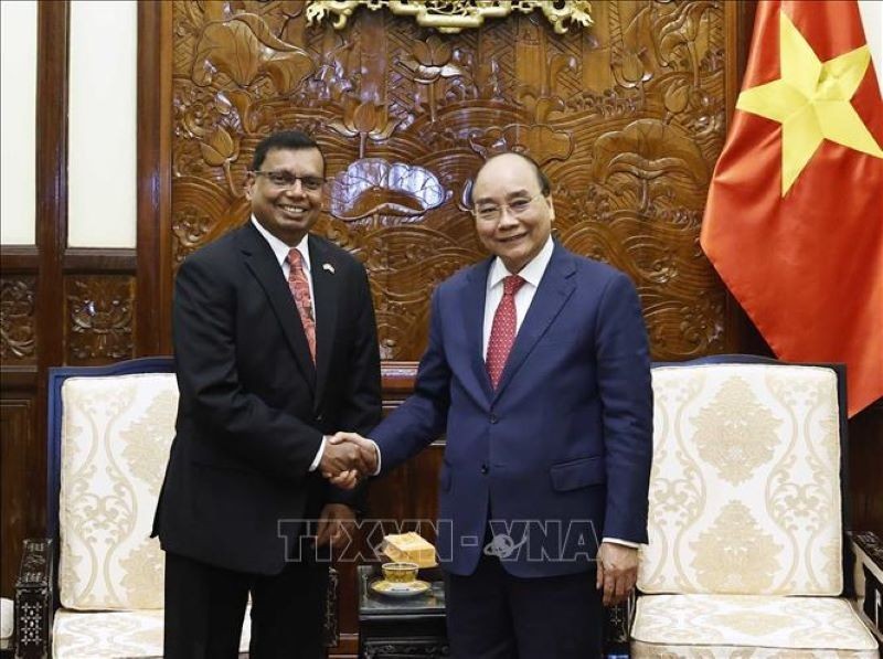 Президент Нгуен Суан Фук и Посол Шри-Ланки во Вьетнаме Прасанна Гамаге. Фото: ВИА