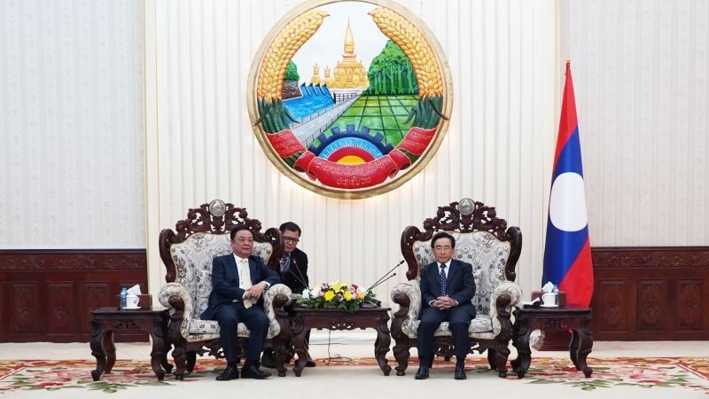 Премьер-министр Лаоса Фанкхам Випхаван принимает Министра Ле Минь Хоана. Фото: Хай Тиен