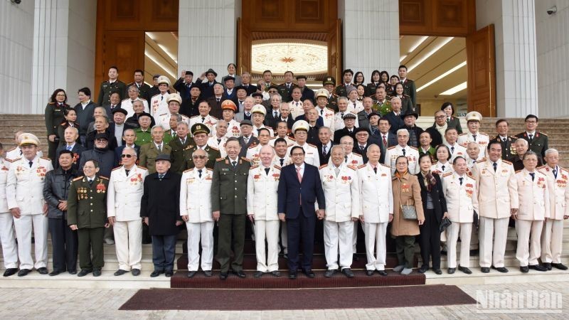 Премьер-министр Фам Минь Тьинь и участники встречи. Фото: Чан Хай
