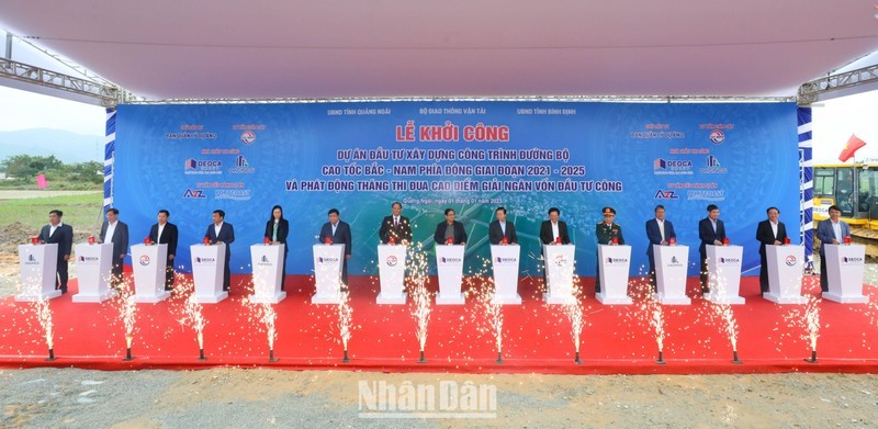 Премьер-министр Фам Минь Тьинь и делегаты в провинции Куангнгай нажимают кнопки в знак начала строительства 12 составных участков скоростной автомагистрали.