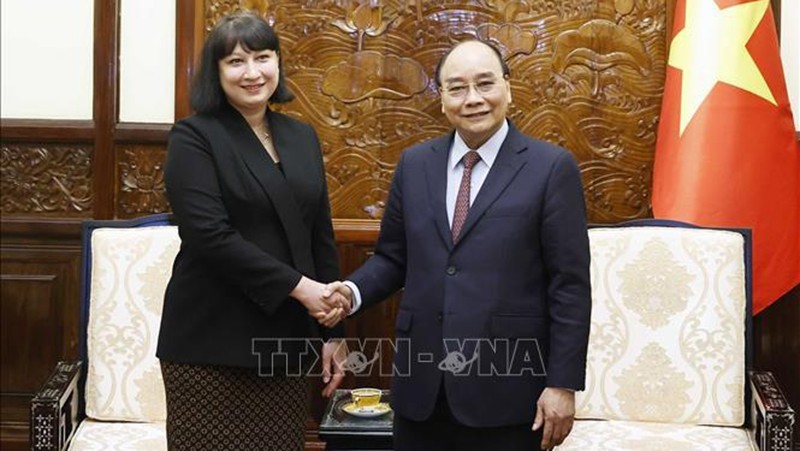 Президент Нгуен Суан Фук и Посол Румынии во Вьетнаме Кристина Ромила. Фото: ВИА