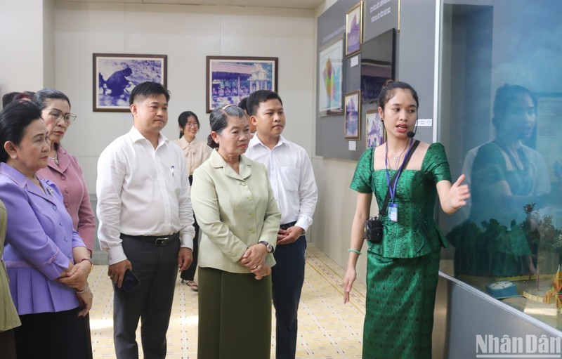 Г-жа Мен Сам Ан посещает Музей культуры народности кхмер в провинции Чавинь.