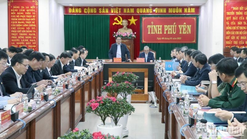 Премьер-министр Фам Минь Тьинь выступает на встрече с руководителями провинции Фуйен.