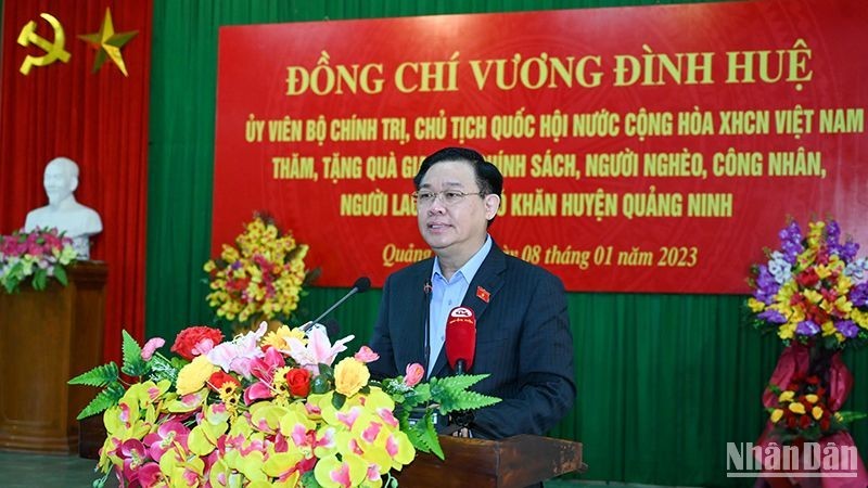 Председатель НС Выонг Динь Хюэ поздравляет семьи льготной категории, бедные семьи и рабочих, находящихся в трудных условиях, в уезде Куангнинь с наступающим Тэтом. Фото: Зюи Линь