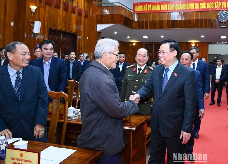 Председатель НС Выонг Динь Хюэ на встрече с руководителями провинции Куангбинь.