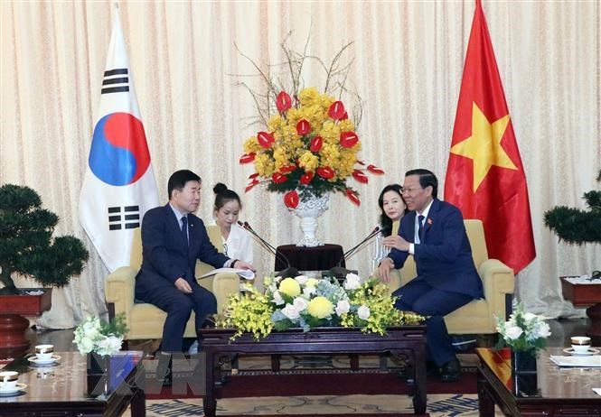Председатель Народного комитета г. Хошимина Фан Ван Май и Председатель Национального собрания Республики Корея Ким Чжин Пхё. Фото: ВИА