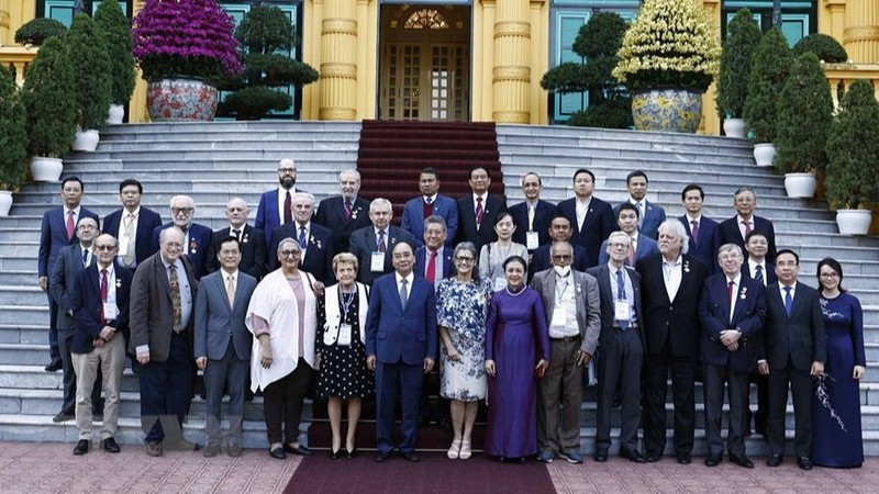Президент Нгуен Суан Фук и международные делегаты. Фото: ВИА