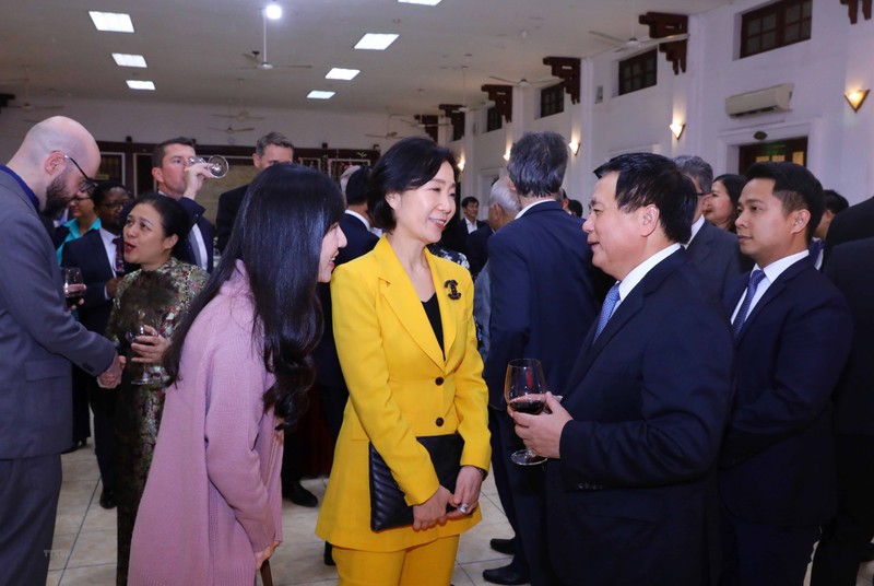 Директор Национальной политической академии им. Хо Ши Мина Нгуен Суан Тханг беседует с делегатами. Фото: ВИА
