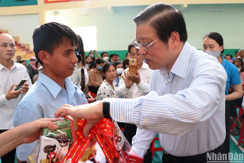 Товарищ Фан Динь Чак вручает подарки в городе Жангиа провинции Дакнонг.