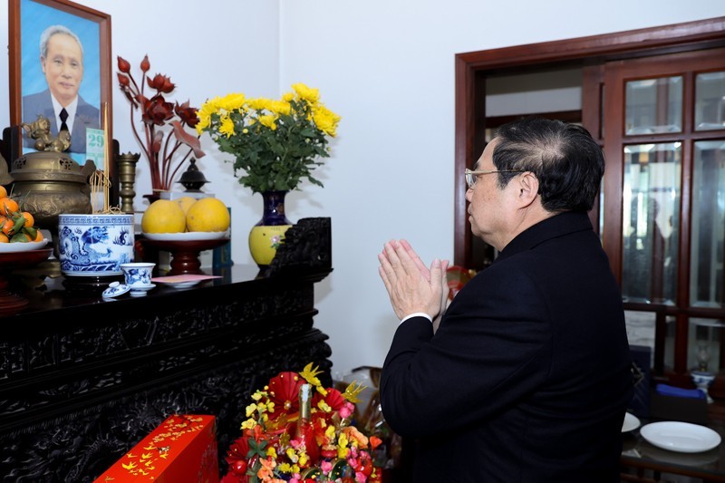 Премьер-министр Фам Минь Тьинь воскуряет благовония в память о покойном Премьер-министре Фам Ван Донге.
