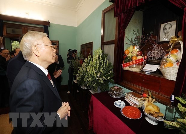Генеральный секретарь ЦК КПВ Нгуен Фу Чонг воскуряет благовония в память о Президенте Хо Ши Мине. Фото: ВИА