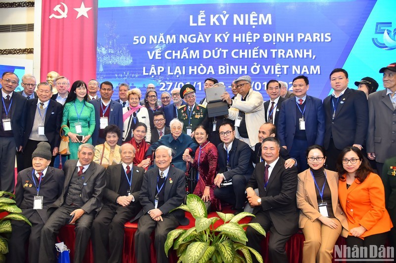 Участники церемонии празднования 50-летия подписания Парижских соглашений о прекращении войны и восстановлении мира во Вьетнаме.