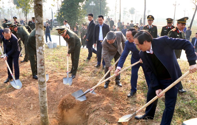 Генерал армии То Лам и руководители провинции Футхо сажают деревья.
