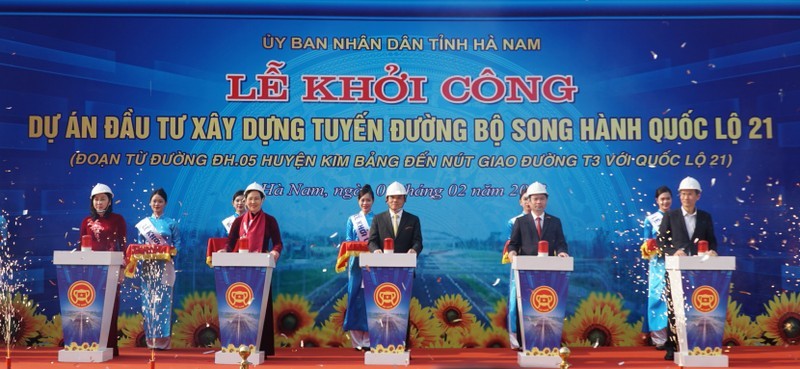 Вице-премьер Чан Лыу Куанг на церемонии начала строительства дороги.