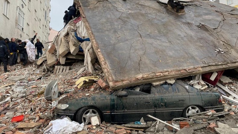 Вид на развалины, образовавшиеся в результате землетрясения в Диярбакыре (Турция). Фото: Рейтер