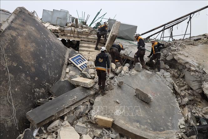Спасатели ищут пострадавших в развалинах после землетрясения в Сармаде в провинции Идлиб на северо-западе Сирии, 6 февраля 2023 года. Фото: AFP/ВИА