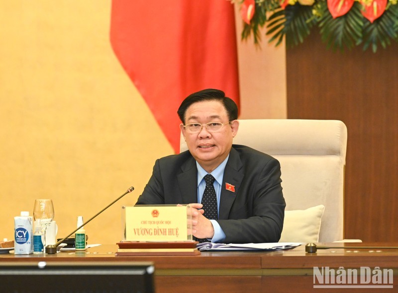Председатель НС Выонг Динь Хюэ выступает на встрече.
