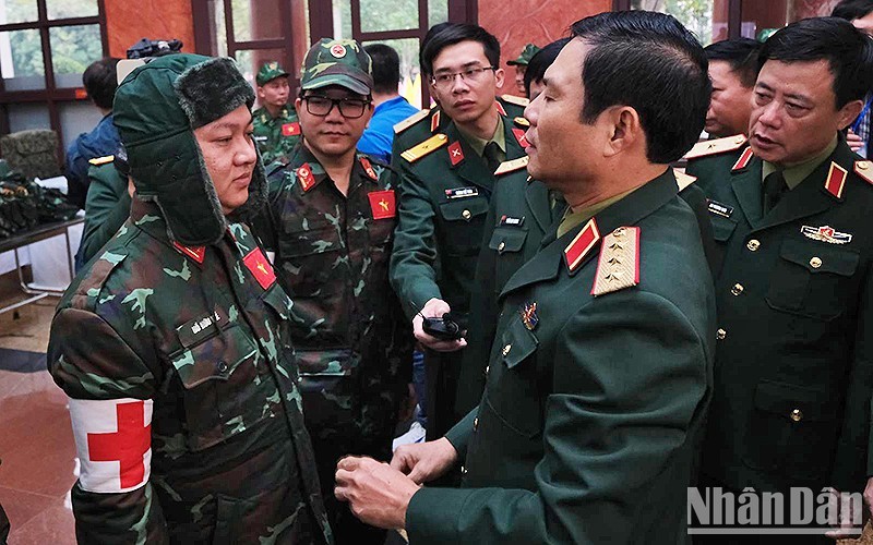Генерал-полковник Нгуен Тан Кыонг беседует с военнослужащими.