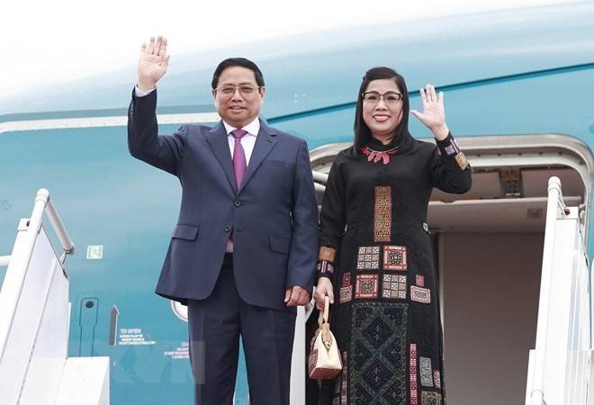 Премьер-министр Фам Минь Тьинь с супругой в международном аэропорту Брунея. Фото: ВИА
