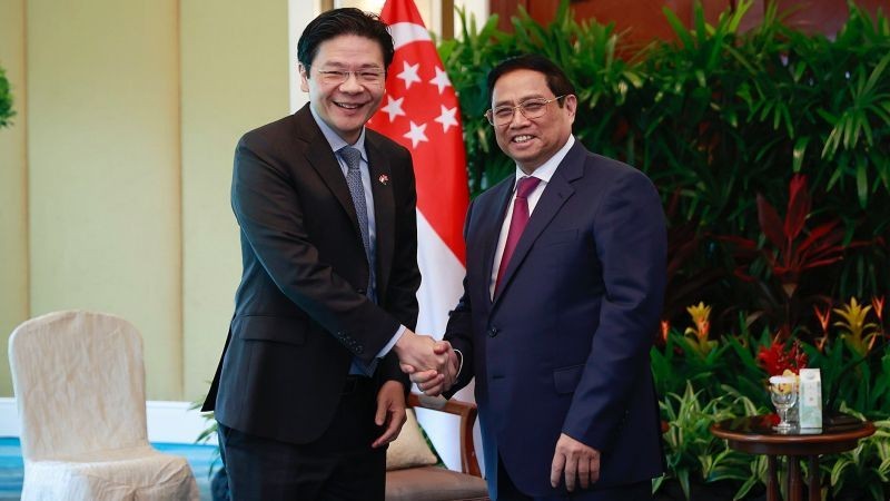 Премьер-министр Фам Минь Тьинь и Вице-премьер, Министр финансов Сингапура Лоуренс Вонг. Фото: Нят Бак