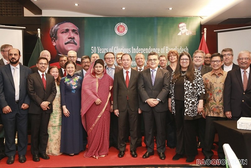 Замминистра иностранных дел Вьетнама Нгуен Куок Зунг и делегаты на церемонии празднования Национального праздника Бангладеш. Ханой, 26 марта 2021 года. Фото: baoquocte.vn