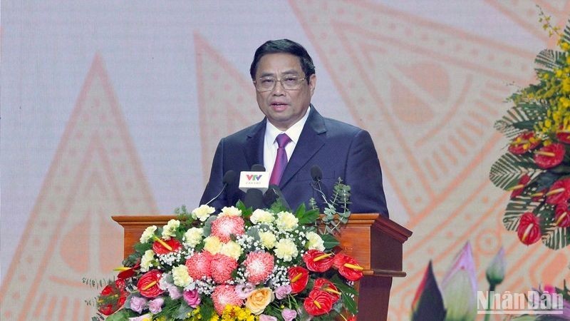 Премьер-министр Фам Минь Тьинь выступает на церемонии с речью. Фото: Тхань Жанг