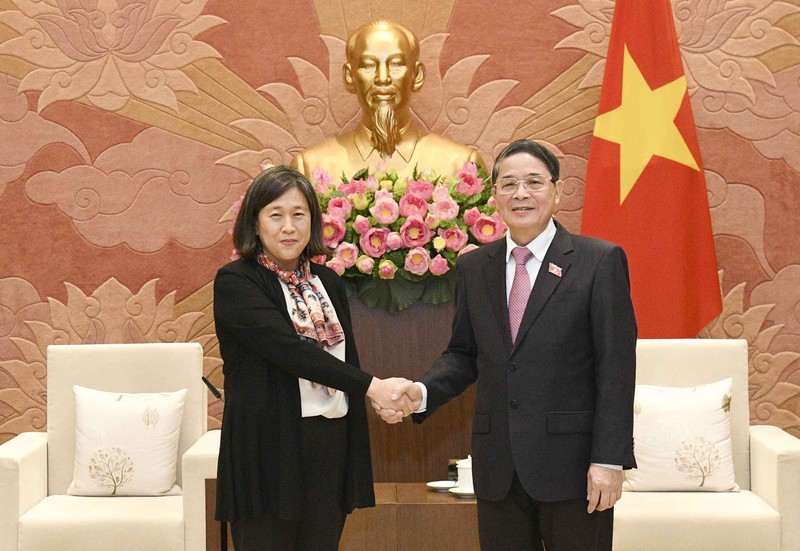 Зампредседателя НС Нгуен Дык Хай и торговый представитель США Кэтрин Тай. Фото: quochoi.vn
