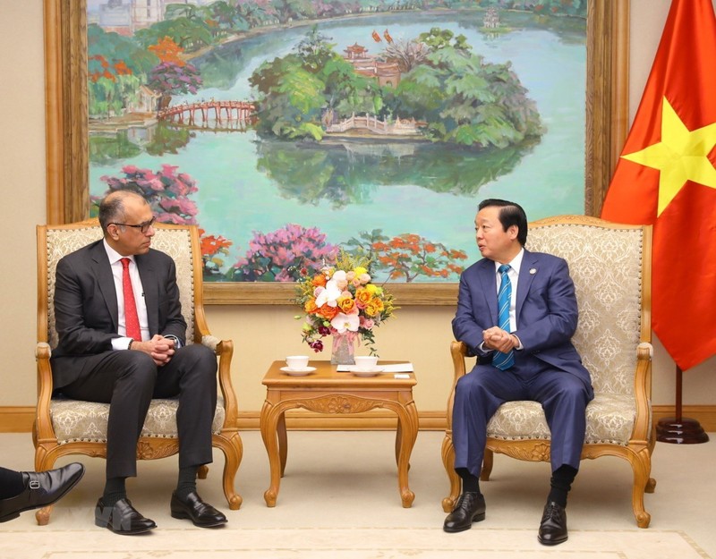 Вице-премьер Чан Хонг Ха и г-н Сурендра Роша. Фото: ВИА