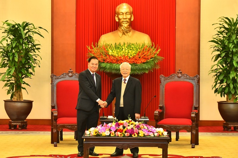 Генеральный секретарь ЦК КПВ Нгуен Фу Чонг и Заведующий Канцелярией ЦК НРПЛ Тхонгсалит Мангномек. Фото: Данг Кхоа