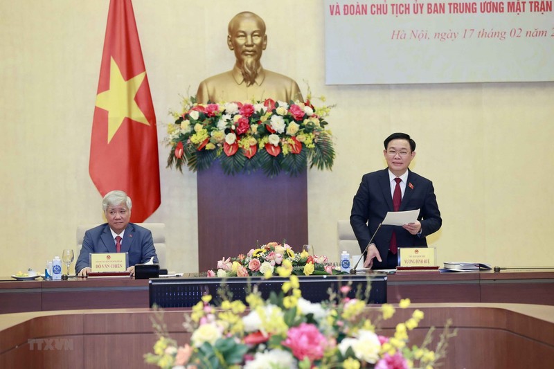 Председатель НС Выонг Динь Хюэ и Председатель ЦК ОФВ До Ван Тьиен председательствуют на конференции. Фото: ВИА