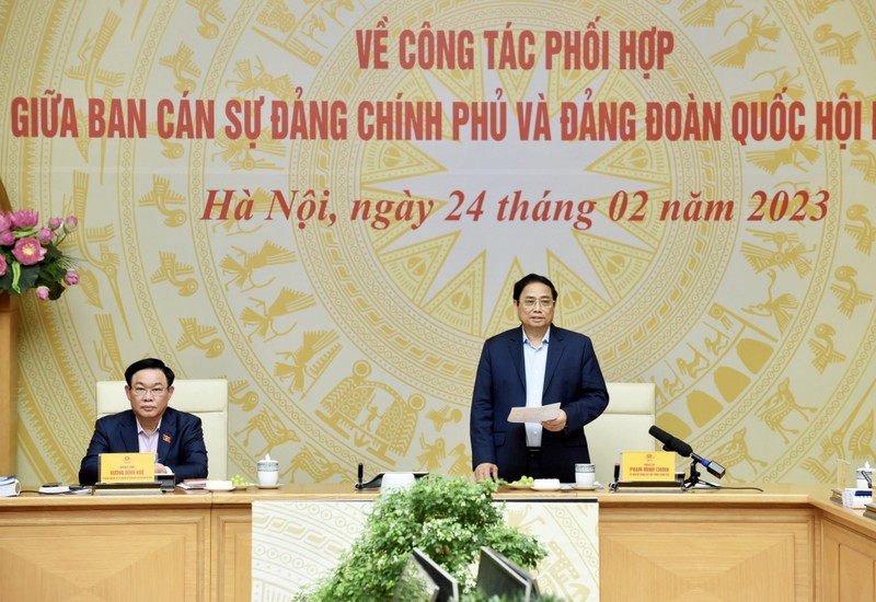 Премьер-министр Фам Минь Тьинь выступает на конференции. Фото: VGP