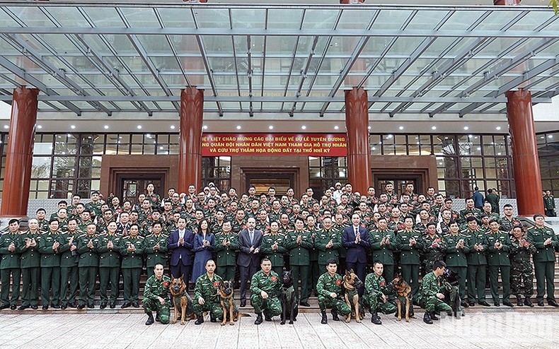 Генерал армии Лыонг Кыонг и делегаты на церемонии. Фото: Линь Фан