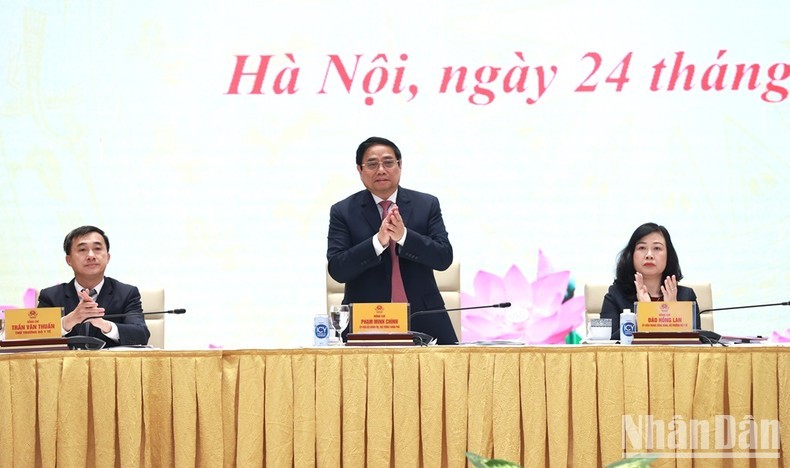 Премьер-министр Фам Минь Тьинь председательствует на конференции. Фото: Чан Хай