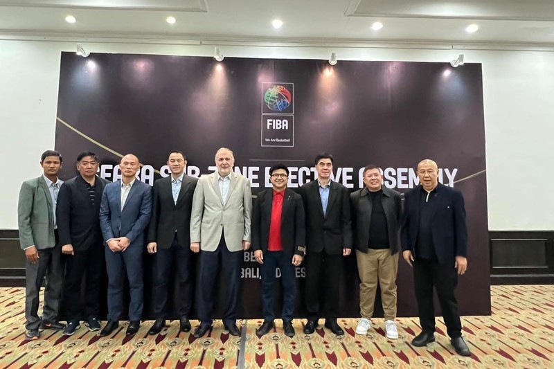 Управляющий директор FIBA Asia Хакоп Хаджирян (в белом, в центре), г-н Нгуен Бао Хоанг (в красном) и делегаты на конференции SEABA. Фото: FIBA