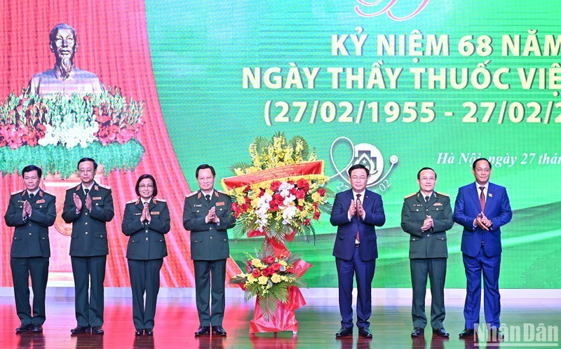 Председатель НС Выонг Динь Хюэ вручает поздравительные цветы врачам Центрального военного госпиталя №108. Фото: Зюи Линь