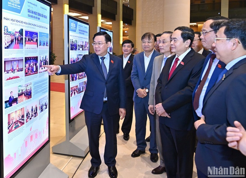 Председатель НС Выонг Динь Хюэ и делегаты посещают фотовыставку о внешнеполитической работе НС. Фото: Зюи Линь