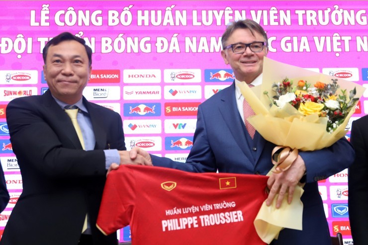 Председатель VFF Чан Куок Туан (слева) и тренер Филипп Труссье.