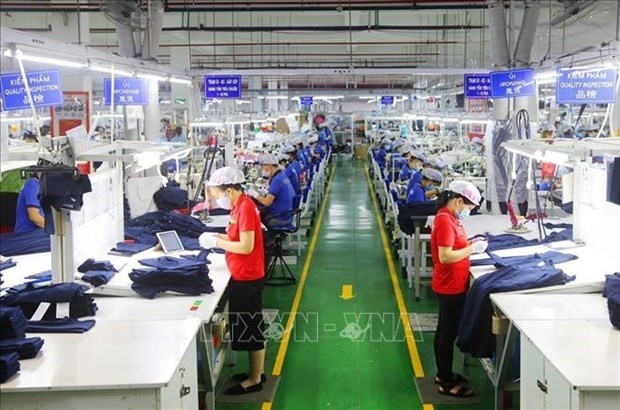 Рабочие компании Apparel Far Eastern (Vietnam) во вьетнамско-сингапурском промышленном парке, город Тхуанан, провинция Биньзыонг. (Фото: ВИА)