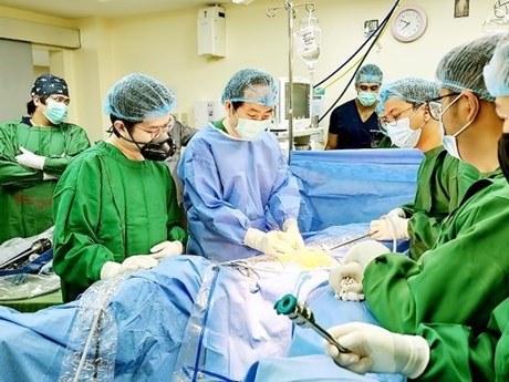 Доктор Нгуен Фу Хыу (третий слева) инструктирует филиппинских врачей. (Фото: sggp.org.vn)