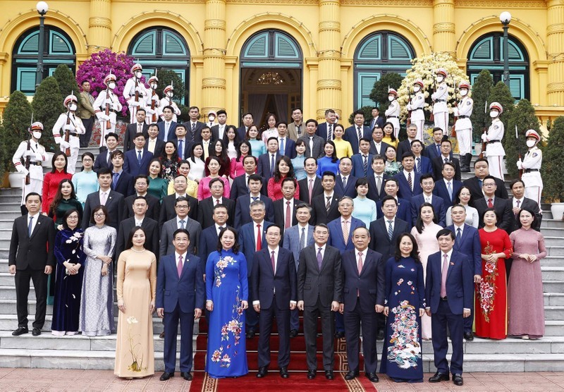 Президент Во Ван Тхыонг, руководители, должностные лица и сотрудники Канцелярии Президента. Фото: ВИА