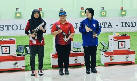 Тхюи Чанг (в центре) завоевала золотую медаль в стрельбе из пневматического оружия с 10 м среди женщин в Индонезии. (Фото: thethao.sggp.org.vn)