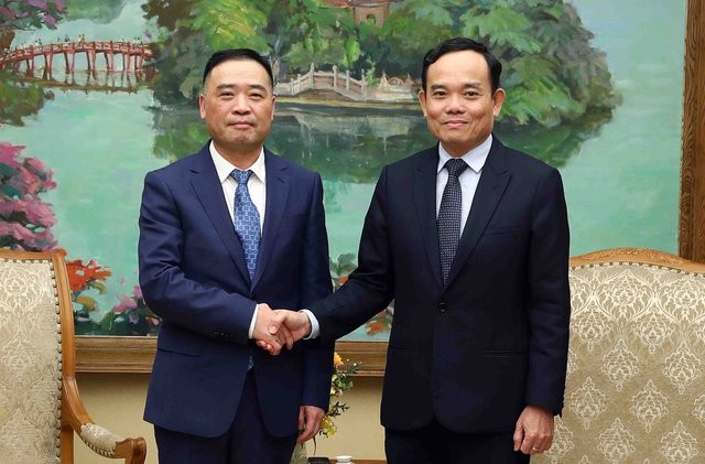 Вице-премьер Чан Лыу Куанг и Председатель корпорации Sunny Е Ляонин. Фото: VGP