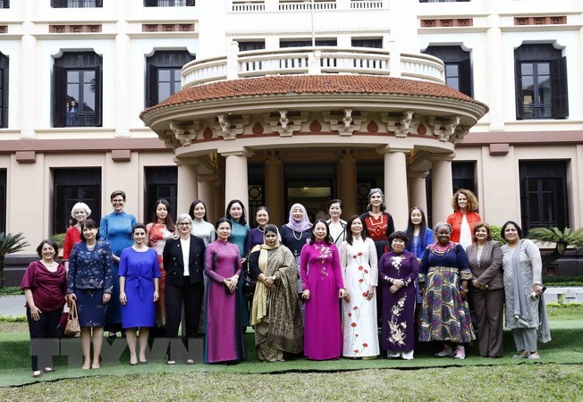 Вице-президент Во Тхи Ань Суан и делегаты. Фото: ВИА