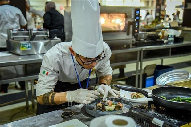 Шеф-повар Доан Тхань Зиен готовит блюдо на Чемпионате мира по кулинарии в Малайзии в 2023 году. Фото: ВИА
