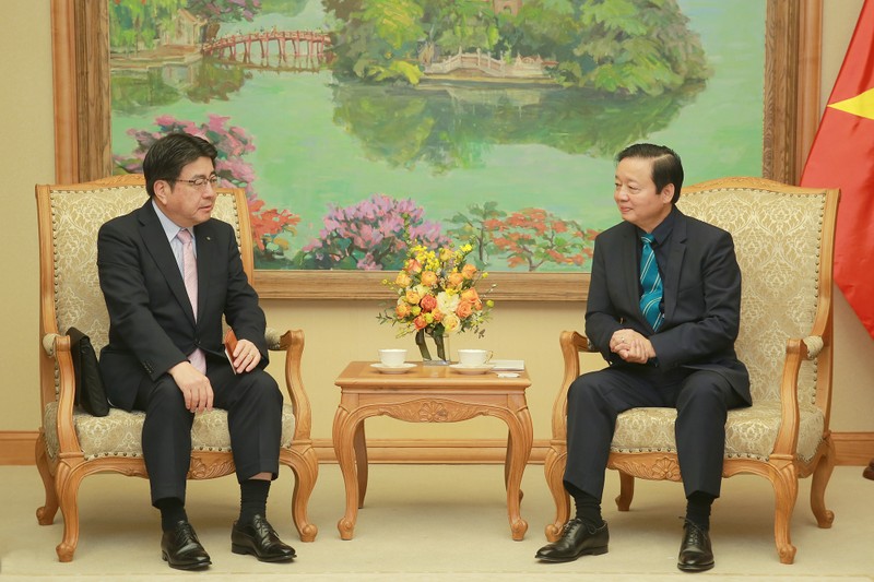 Вице-премьер Чан Хонг Ха и г-н Йошиаки Йокота. Фото: VGP