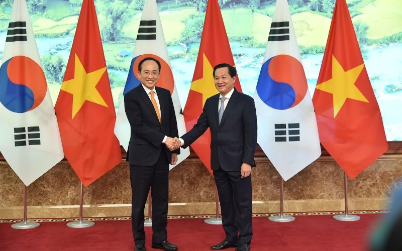 Вице-премьер Вьетнама Ле Минь Кхай и Вице-премьер Южной Кореи Чу Кён Хо. Фото: VGP