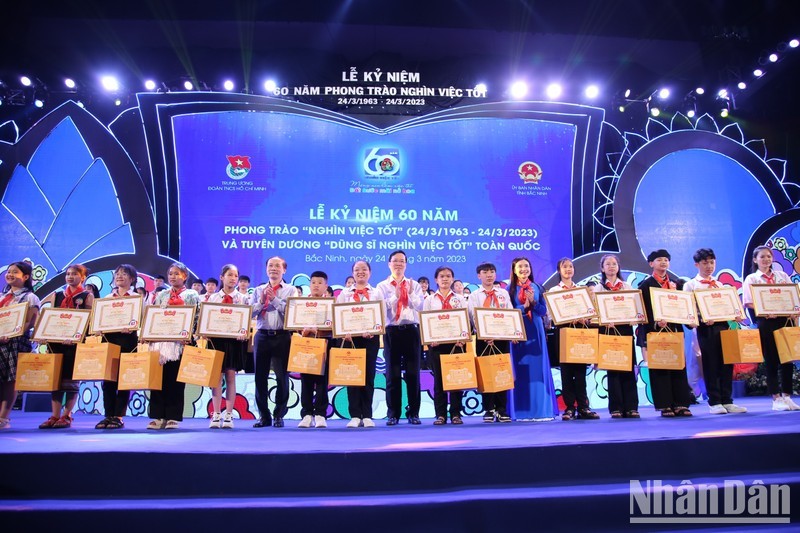 Президент Во Ван Тхыонг и делегаты вручают подарки «Бойцам движения «Тысяча добрых дел»».