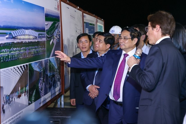 Премьер-министр Фам Минь Тьинь проверяет ход строительства терминала. Фото: Нят Бак