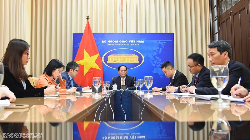 Министр иностранных дел Буй Тхань Шон проводит телефонный разговор. Фото: baoquocte.vn