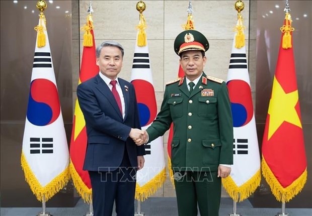 Министр обороны Вьетнама Фан Ван Жанг (справа) и Министр обороны Южной Кореи Ли Чжон Соп (слева) на встрече в Сеуле, Южная Корея, 28 марта 2023 года. Фото: YONHAP/ВИА